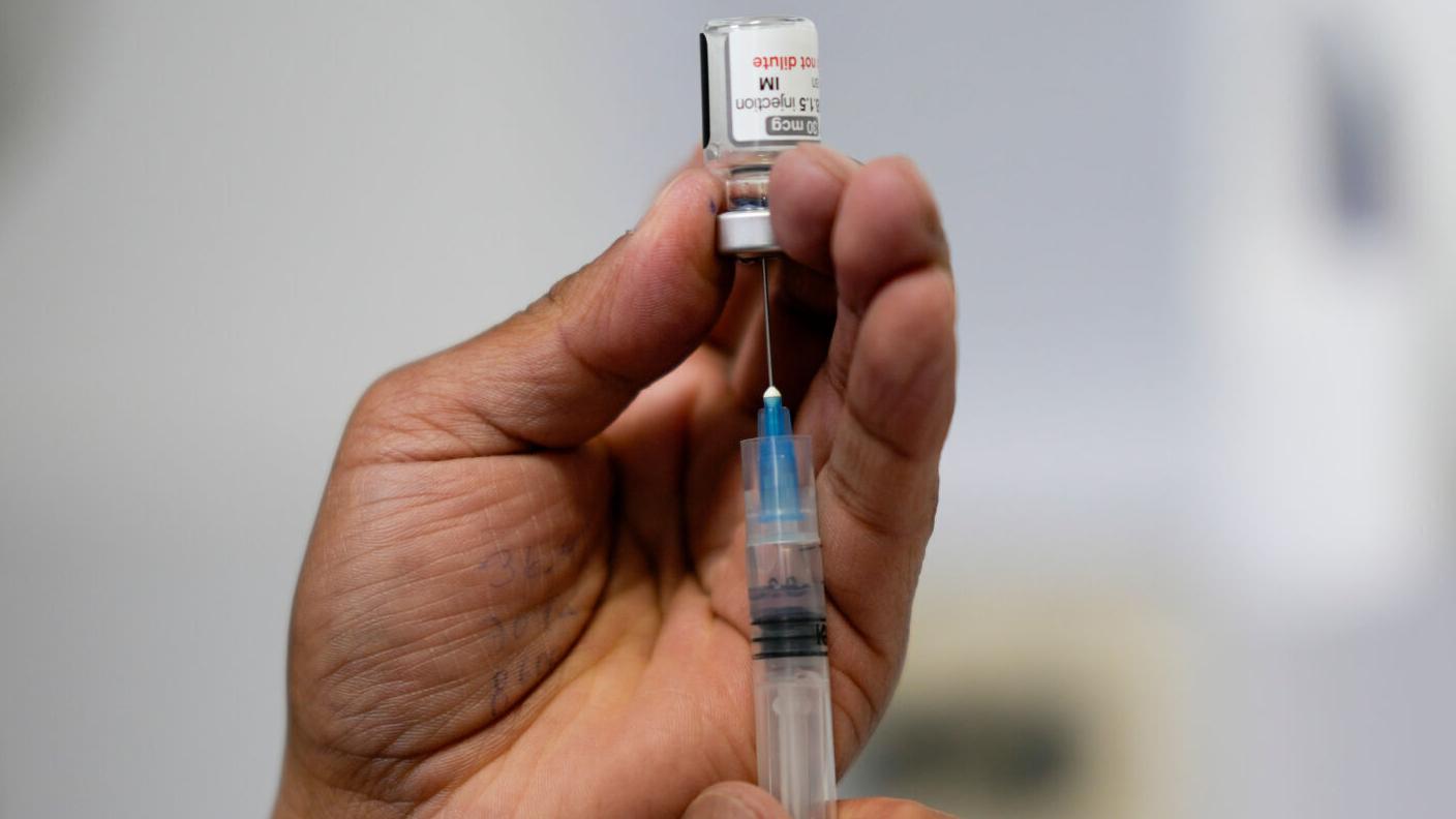 COVID-19 vaccines may help some cancer patients fight tumors | Hot off the Wire podcast
